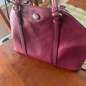 Coach leather bag w/ crossbody adjustable strap.